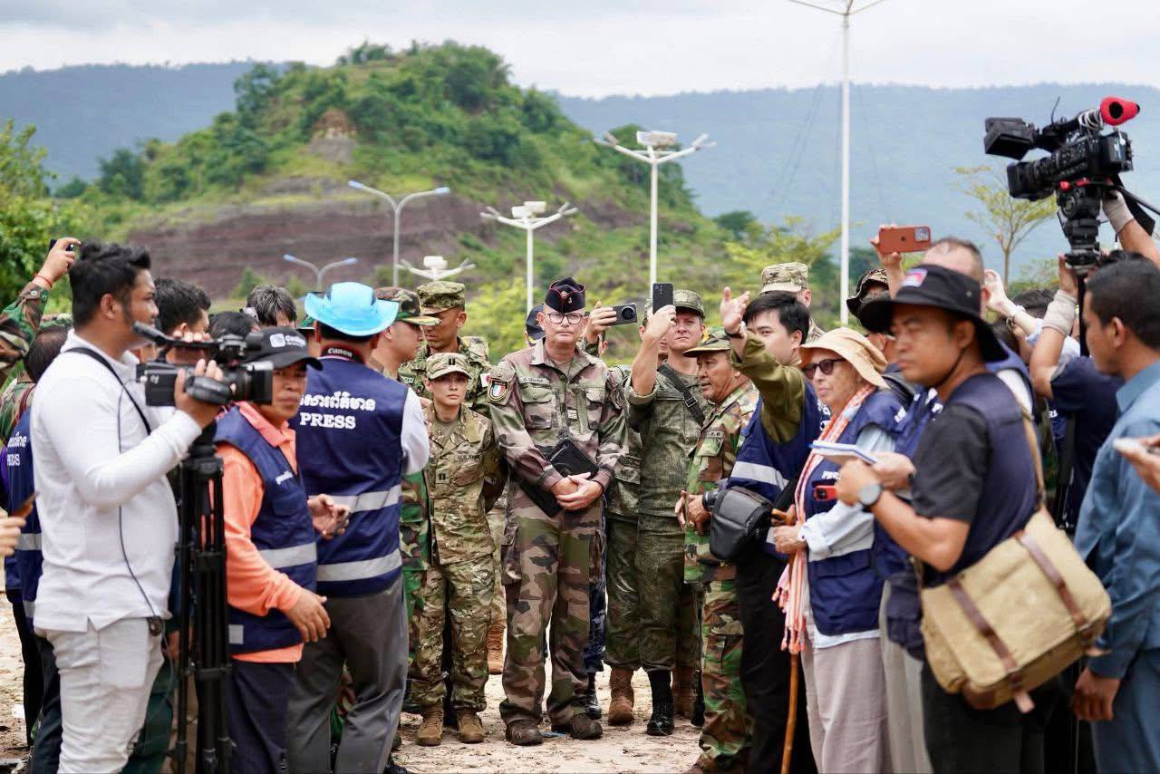 អនុព័ន្ធយោធានិងអង្គទូតបណ្ដាប្រទេសនានា សារព័ត៌មានជាតិ និង អន្តរជាតិ បានអញ្ជើញមកអង្កេតការអនុវត្តស្មារតីបទឈប់បាញ់រវាងកម្ពុជាថៃ