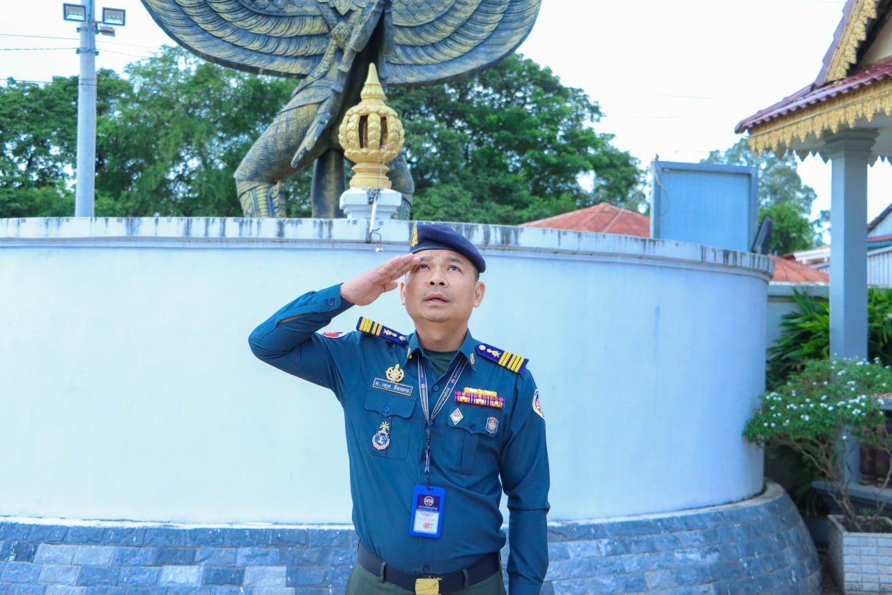 ថ្នាក់ដឹកនាំ នាយទាហាន នាយទាហានរង នៃបញ្ជាការកងរាជអាវុធហត្ថខេត្តកំពង់ស្ពឺ ចូលរួមគោរពទង់ជាតិ នៃព្រះរាជាណាចក្រកម្ពុជា!!!