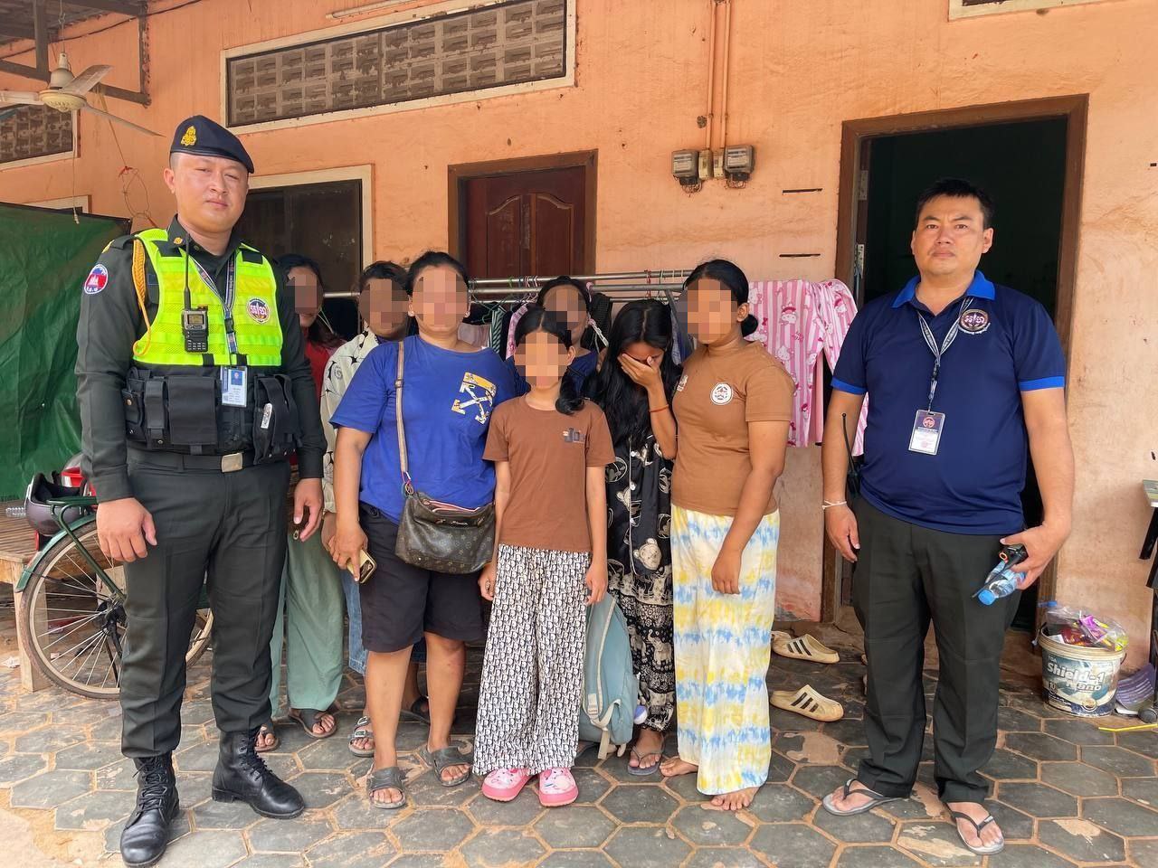 តាមរយៈលេខទូរស័ព្ទបន្ទាន់ (Hotline) 1296 អាវុធហត្ថខេត្តសៀមរាប បានជួយអន្តរាគមន៍ស្វែងរកឃើញ ក្មេងស្រី​០២នាក់!