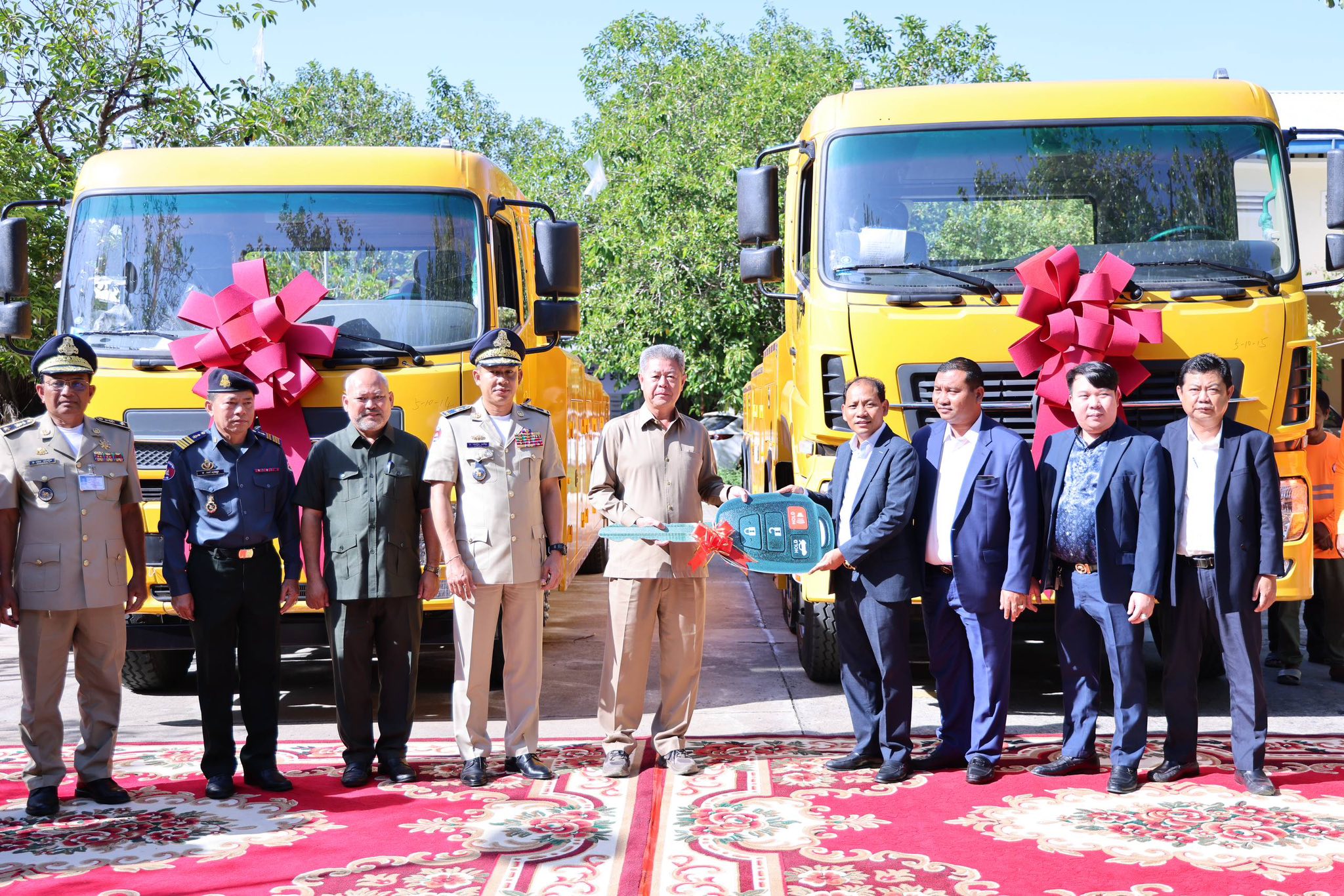 ឯកឧត្តមបណ្ឌិត ភឺន ផល្លា និងលោកជំទាវឧកញ៉ា សាយ សោភា ផ្ដល់រថយន្តស្ទូចសណ្ដោងធុនធ្ងន់ ចំនួន០២គ្រឿង ជូនដល់រដ្ឋបាលខេត្តកណ្ដាល សម្រាប់ឱ្យមន្ទីរសាធារណការ និងដឹកជញ្ជូនខេត្តកណ្ដាល ក្នុងការអនុវត្តការងារប្រចាំថ្ងៃ