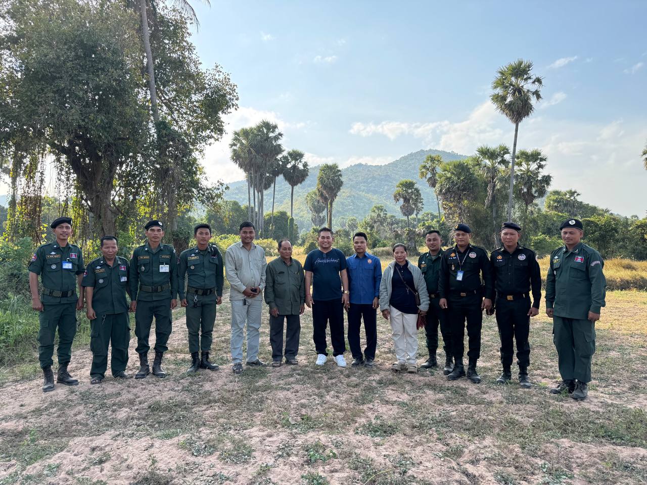 ឯកឧត្តមបណ្ឌិត ហ៊ុន សុខា ទីប្រឹក្សាសម្ដេចតេជោ ហ៊ុន សែន ដឹកនាំក្រុមការងារ ចុះពិនិត្យមើលការស្ថាបនាផ្លូវមួយខ្សែប្រវែង១៣០០ម៉ែត្រ នៅភូមិព្រៃឈើទាល និងភូមិអង្គរំដួល ឃុំអង្គរជ័យ ស្រុកអង្គរជ័យ ខេត្តកំពត