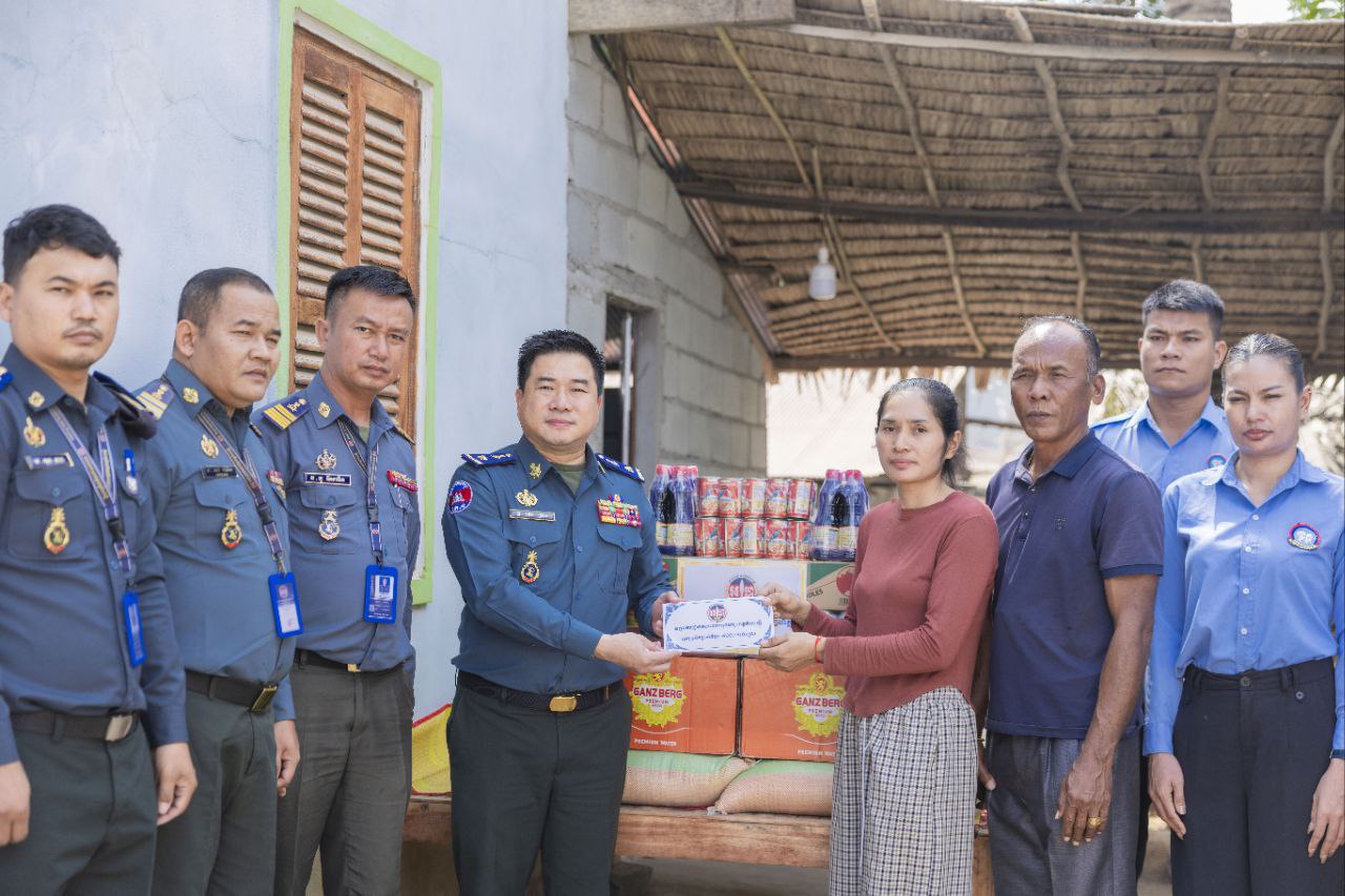 លោកឧត្តមសេនីយ៍ត្រី ម៉េង ស្រ៊ុន មេបញ្ជាការ បានអញ្ជើញបន្តដឹកនាំក្រុមការងារកងរាជអាវុធហត្ថខេត្តកំពង់ស្ពឺ ចុះសួរសុខទុក្ខ ប្រជាពលរដ្ឋ១គ្រួសារ​ដែលកំពុងសម្រាកព្យាបាលជំងឺស្លាប់មួយចំហៀងខ្លួននៅផ្ទះកូនស្រី​ ត្រូវជាឪពុកបង្កើត លោក ផុន សង្ហា វីរៈកងទ័ពឈរជើងនៅទិសប្រាសាទព្រះវិហារ…